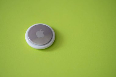 Gqeberha, Güney Afrika Haziran 2022 Apple Airtag Renkli arka planda izole