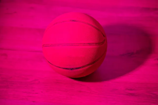 Hochwinkelblick Auf Basketball Auf Holzboden — Stockfoto