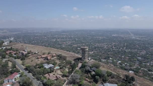 Drone Voando Sobre Torre Com Subúrbios Joanesburgo Visto Horizonte — Vídeo de Stock