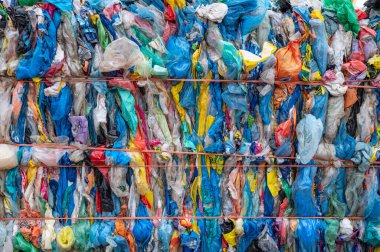 Geri dönüşüm merkezinde plastik atıkları yakın çekim 