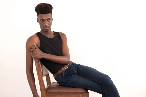 Jeune Homme Assis Sur Une Chaise Tout Regardant Caméra — Photo