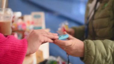 Satıcıyla musluk ödemesi yapan kişi