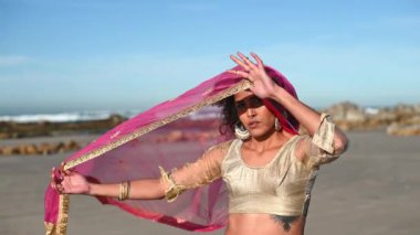 Peçeli kadına doğru çevir. 