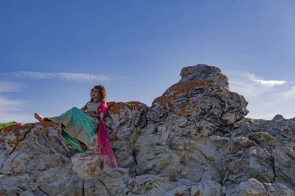 Frau Beim Entspannen Auf Einem Felsen Gesehen — Stockfoto