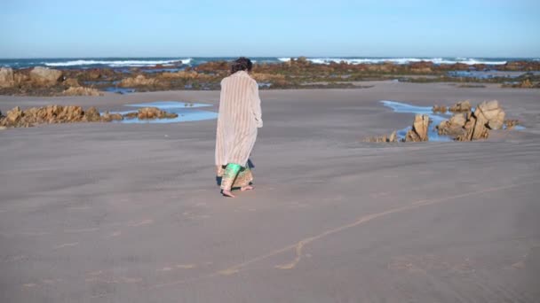 Zadní Pohled Ženu Vidět Chůzi Pláži — Stock video