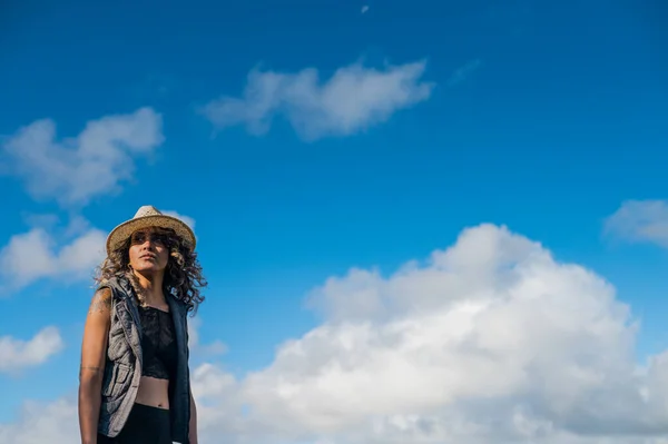 Woman Hat Seen Standing Clear Sky — Stockfoto