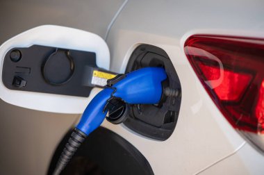 Elektrikli araç şarj edilirken yakın çekim