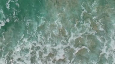 Okyanusa çarpan dalgaların drone görüntüsü