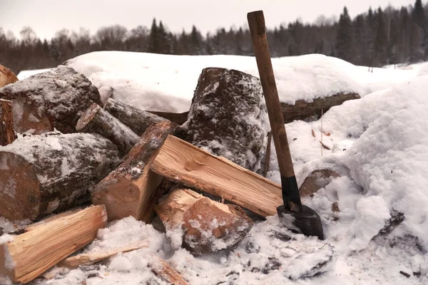 Holz hacken mit der Axt. Männliche Macht, fliegendes Brennholz. — Stockfoto