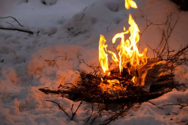 Kış ormanındaki dallardan gelen şenlik ateşi. Yangın tehlikesi, güvenlik ekipmanları