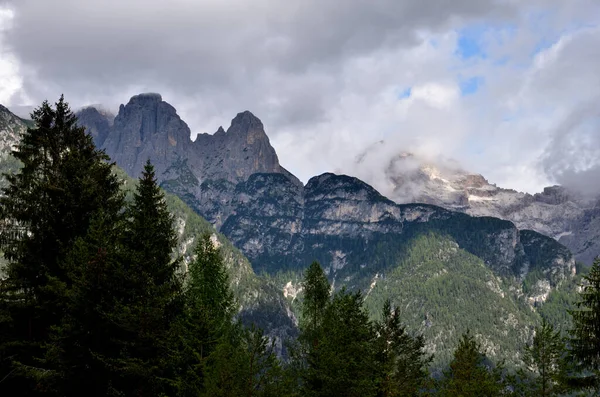 Auronzo 'ya giden eyalet yolundan, Piano di Ciass' ın semtinde, Valle Giralba 'nın üstündeki dağların manzarası.