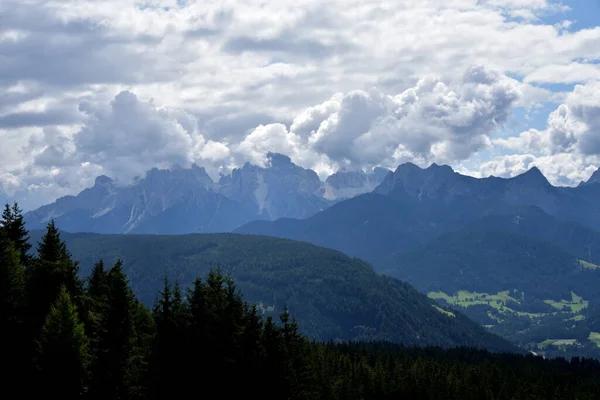 Chmurny Letni Dzień Val Pusteria Chmury Pokrywają Szczyty Grupy Baranci — Zdjęcie stockowe