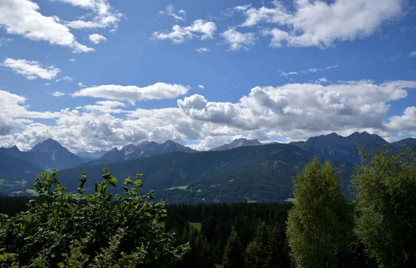 Braies Gölü 'nü çevreleyen dağların zirveleri Tesido kasabasından görüldü.