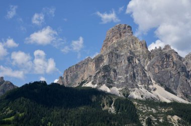 Sassongher Dağı, 2665 metre yüksekliğinde, Val Badia vadisinin en temsili dağıdır.