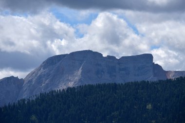 Majestic Seekofel Massif, Croda del Becco, 2810 metre yüksekliğinde, Tesido Dağları 'ndan görüldü.
