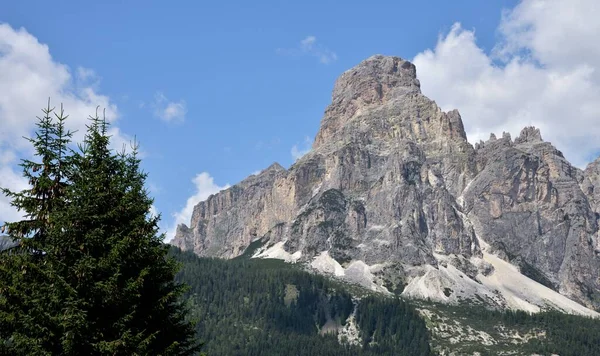 Settesassi Dağı, Sassongher, 2665 metre yüksekliğinde. Val Badia 'daki Corvara kasabasına bakan karakteristik dağlar
