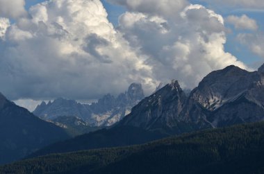 Daumkofel Peak ve Monte delle Rondini günün son ışığında Cristallo grubunun önünde