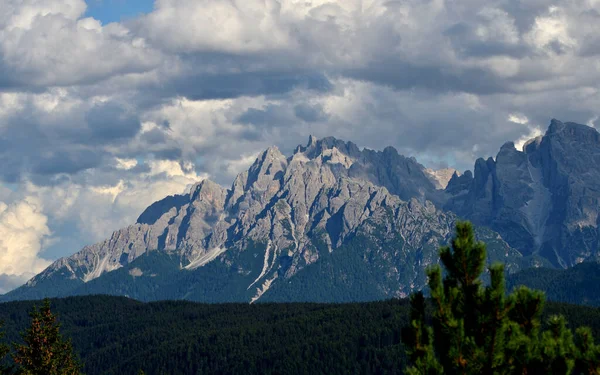 Grupa Rocca Dei Baranci Świetle Pastwiska Pod Koniec Dnia — Zdjęcie stockowe