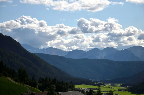 Val Casies Merkezinden Val Pusteria Çevreleyen Dağların Manzarası — Stok fotoğraf