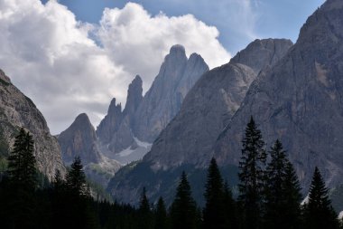 Val Fiscalina 'nın üst kısımlarından Croda dei Toni' nin 3094 metre yüksekliğindeki zirvelerine.