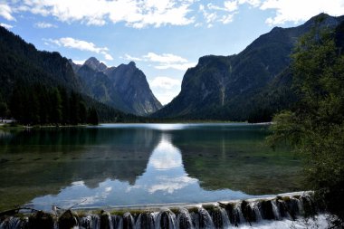 Bir yaz öğleden sonrasında Dobbiaco 'nun sessiz ve sakin gölü.