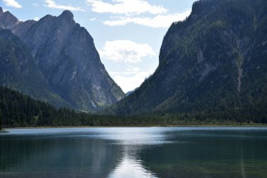 Dobbiaco Gölü 'nün sularındaki Nasswand Dağı' nın kayalık duvarı.