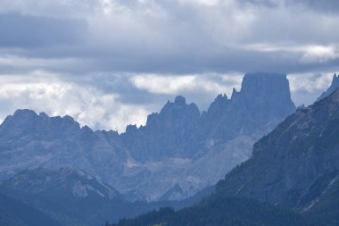 Cristallino grubu ve Piz Popena bulutlarla kaplı.