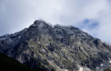 Anterselva Vadisi 'ndeki Vedrette di Ries tepelerinden birine küçük bir yaz karı serpintisi.