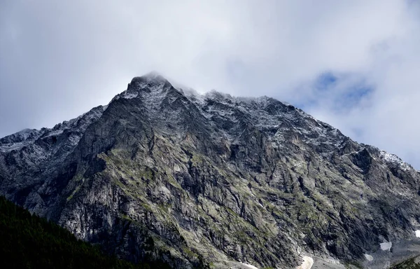 Anterselva Vadisi 'ndeki Vedrette di Ries tepelerinden birine küçük bir yaz karı serpintisi.