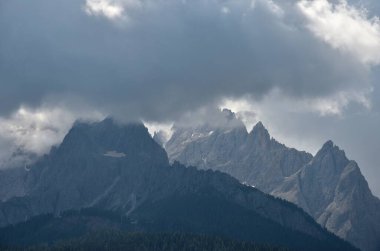 Croda Rossa di Sesto tepeleri bulutlarla kaplı.