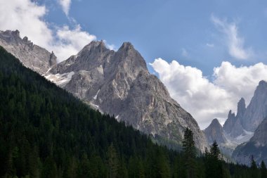 Val Fiscalina ön planında Elferschartenspitze kayalıklarında