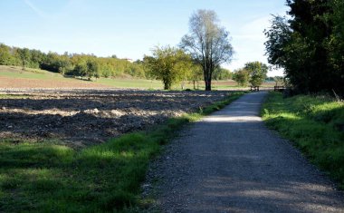 Apennines 'in başlangıcında Reggio Emilia şehrinden Vezzano Konsolosu Crostolo' ya uzanan 10 kilometre uzunluğundaki yayalar ve bisiklet yolu ekilmiş tarlalar.