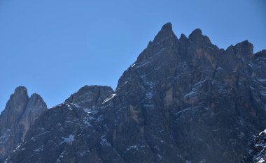 Fiscalina Vadisi 'nden Cima Una' nın kayalık ucu, 2698 metre yüksekliğinde bir dolomit.