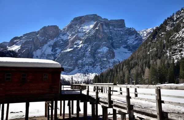 Grande Contorno Rochoso Croda Del Becco Domina Lago Braies Congelado — Fotografia de Stock