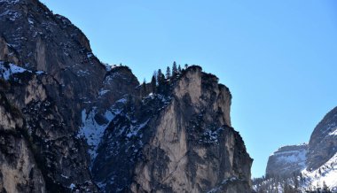 Braies Gölü 'nü kuşatan Piccolo Apostolo Dağı' nın ıssız kayalık çıkıntısı.
