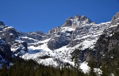 Tre Scarperi 'nin karla kaplı kenarları, 3145 metre yüksekliğinde, Fiscalina vadisine doğru iniyor.
