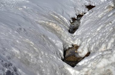 Şiddetli kar yağışı neredeyse dereyi tamamen kapladı. Suyu artık vadiye zar zor ulaşıyor.