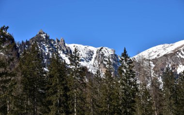 Spitzkofel grubunun kayaları Braies vadisinde 2280 metre yükseklikte.