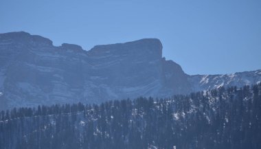 Croda del Becco bir kış günü sabah güneşinin sisinde