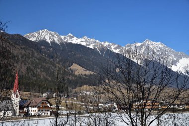Kış sonunda Anterselva Vadisi artık karla kaplı değildir. Vadinin dibindeki Vedrette di Ries dağlarında kar kalır.