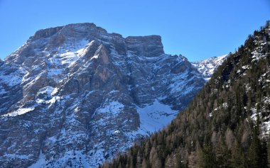 Croda del Becco 'nun kayalık yığını, Braies Gölü' ne tepeden bakan 2810 metrelik Seekofel Dağı.