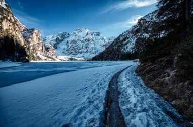 Bir kış sabahı Braies Gölü 'nün sonundaki donmuş köşede. HDR resmi