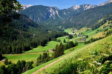 Braies Vadisi 'nin üst kısımlarına bakın. San Vito köyünden yol tırmanmaya başlar ve birkaç kilometre içinde 1493 metre yükseklikteki göle çıkar.