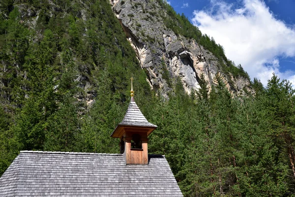 Techo Una Pequeña Capilla Religiosa Bajo Las Rocas Las Montañas —  Fotos de Stock