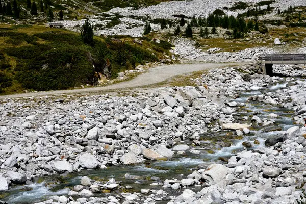 Acque Del Torrente Montagna Scendono Rapidamente Valle Scorrendo Tra Due — Foto Stock