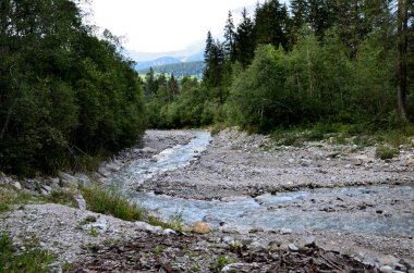 Braies pınarlarının suyu bir dağ deresine katılır ve mütevazı ama bazen de aceleci bir dere oluşturur.