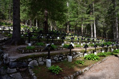 Dobbiaco 'nun birkaç kilometre uzağında 1. Dünya Savaşı' nda ölen yaklaşık 1300 askerin gömüldüğü bir Avusturya mezarlığı var.