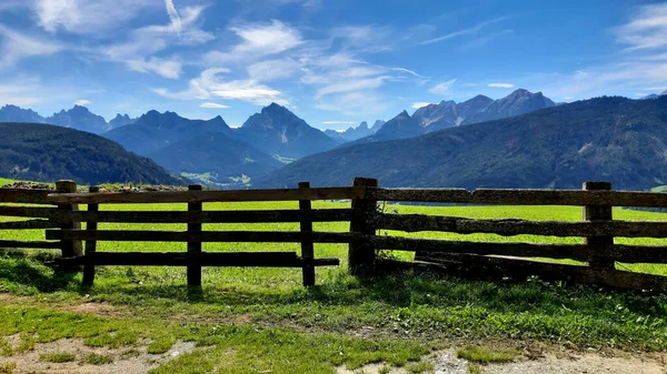 Łąk Nad Miastem Tesido Roztacza Się Panoramiczny Widok Szczyty Dolomitów — Zdjęcie stockowe