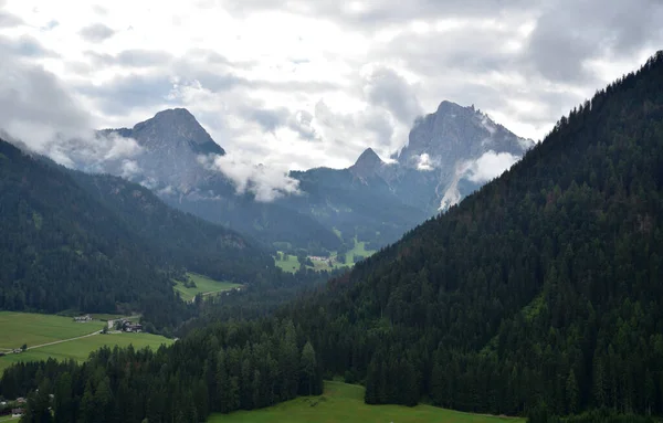 Temprano Mañana Valle Braies Con Nubes Bajas Sobre Las Montañas —  Fotos de Stock