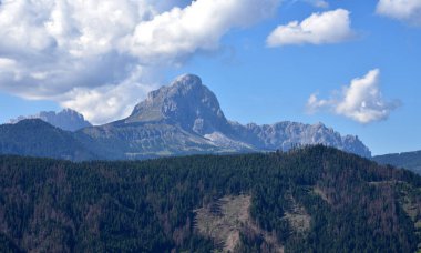 Sass de Putia, 2875 metre yüksekliğinde, Passo delle Erbe 'nin Passo Furcia' da görüldüğü yer.